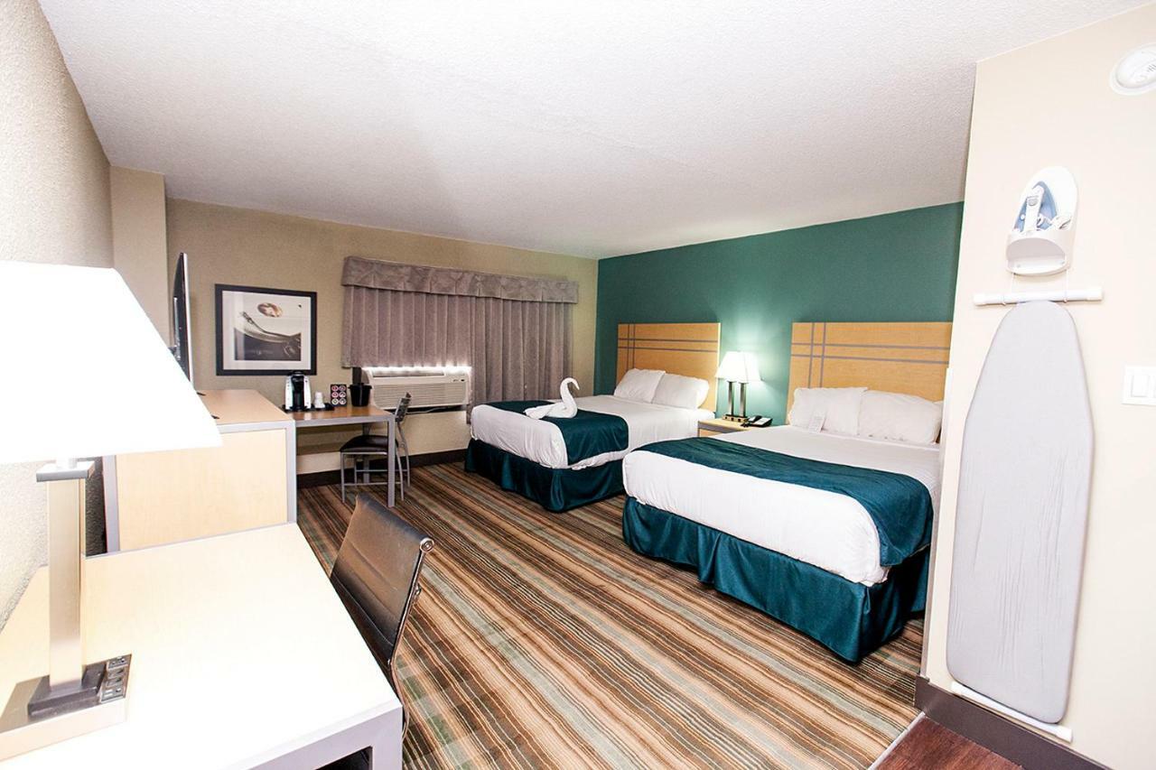 Ramada By Wyndham Edmonton Yellowhead Nw Exterior foto